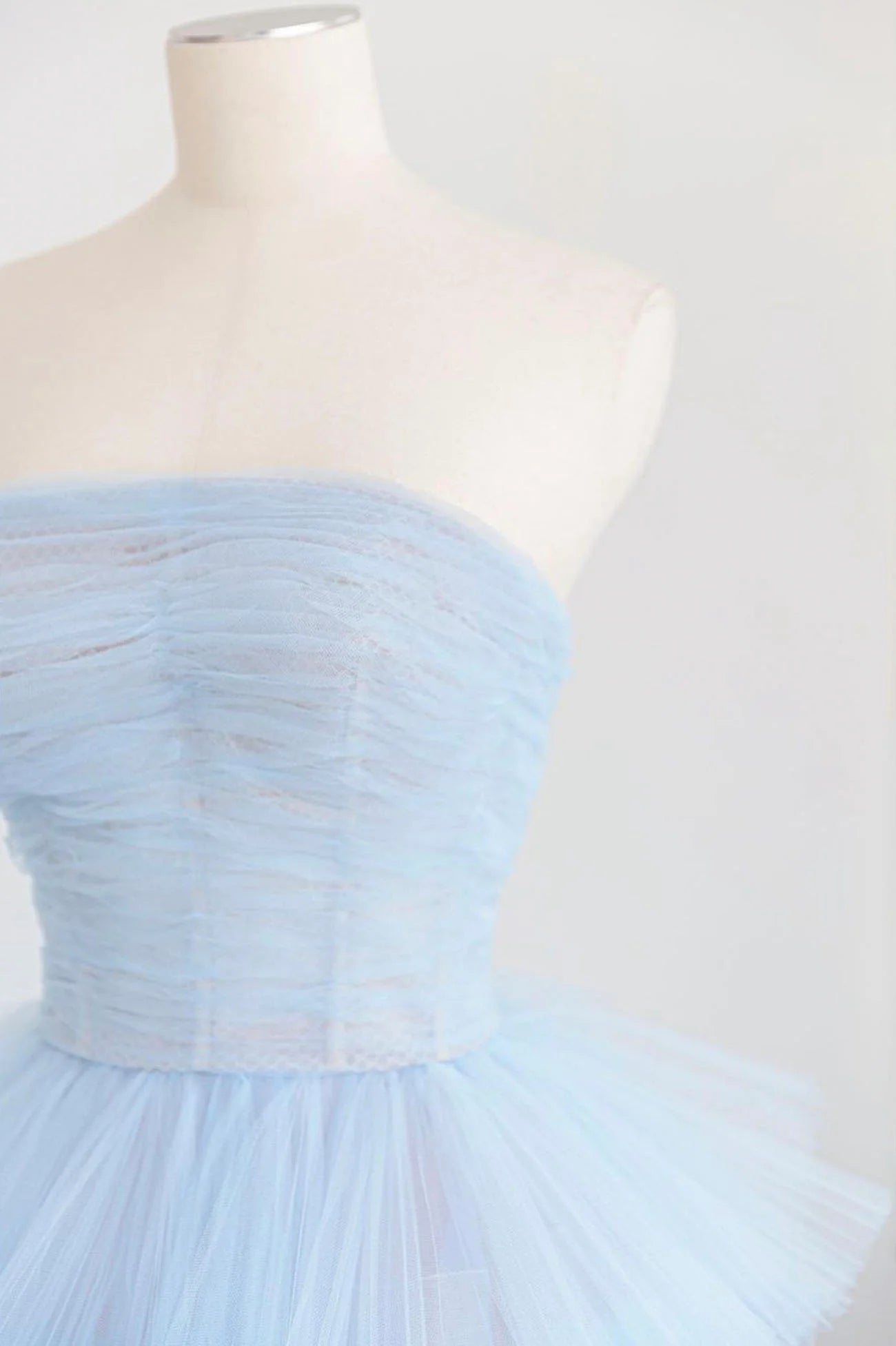 Robe de bal longue en tulle bleu à volants et bretelles trapèze